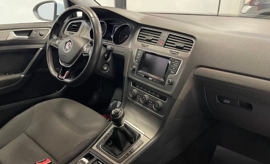 VOLKSWAGEN Golf Advance