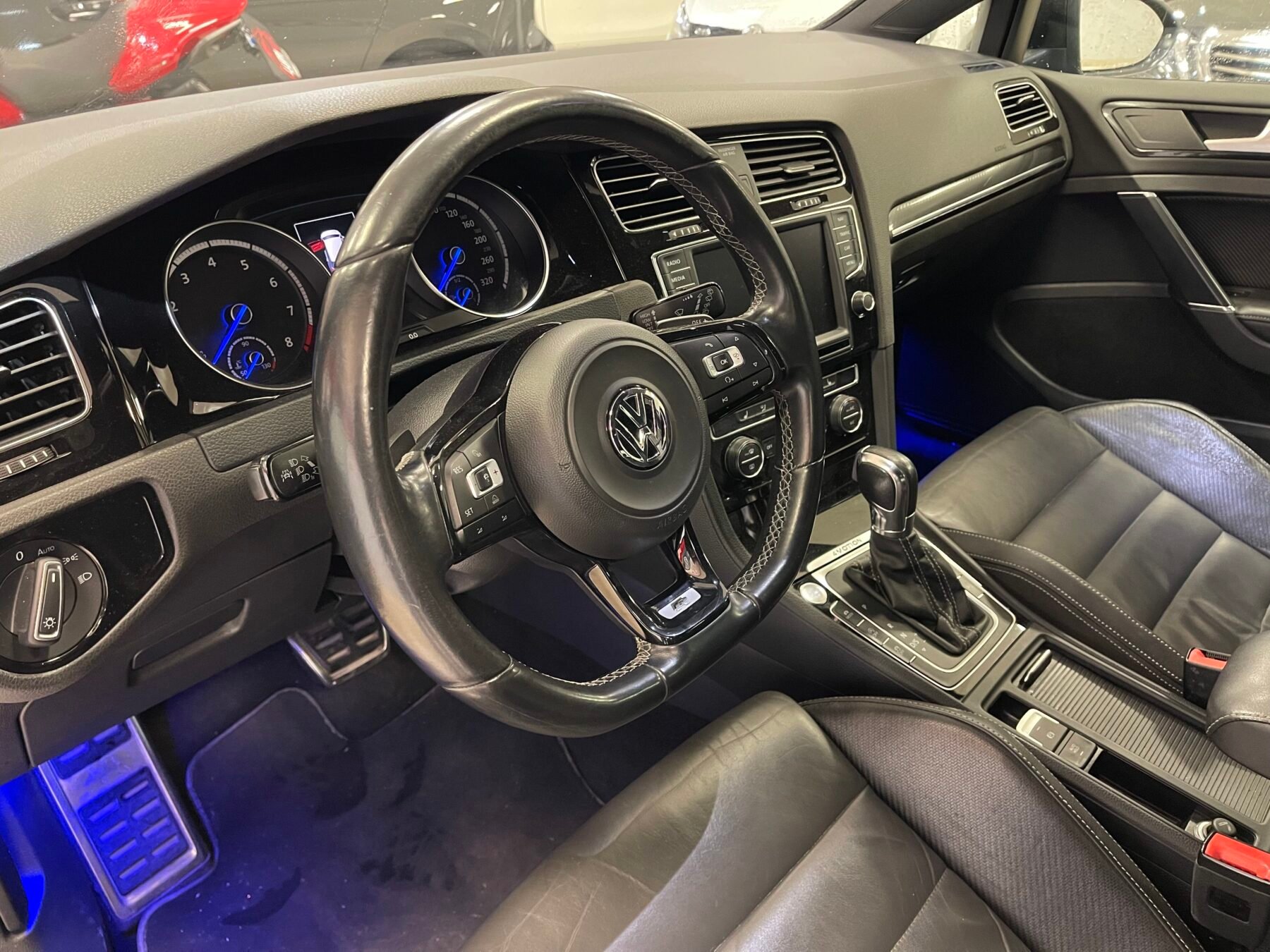 VOLKSWAGEN GOLF R 300