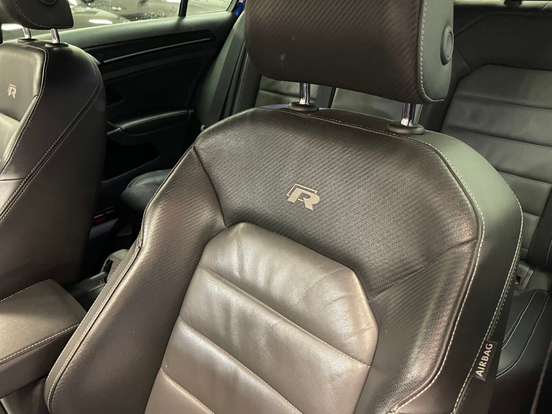 VOLKSWAGEN GOLF R 300