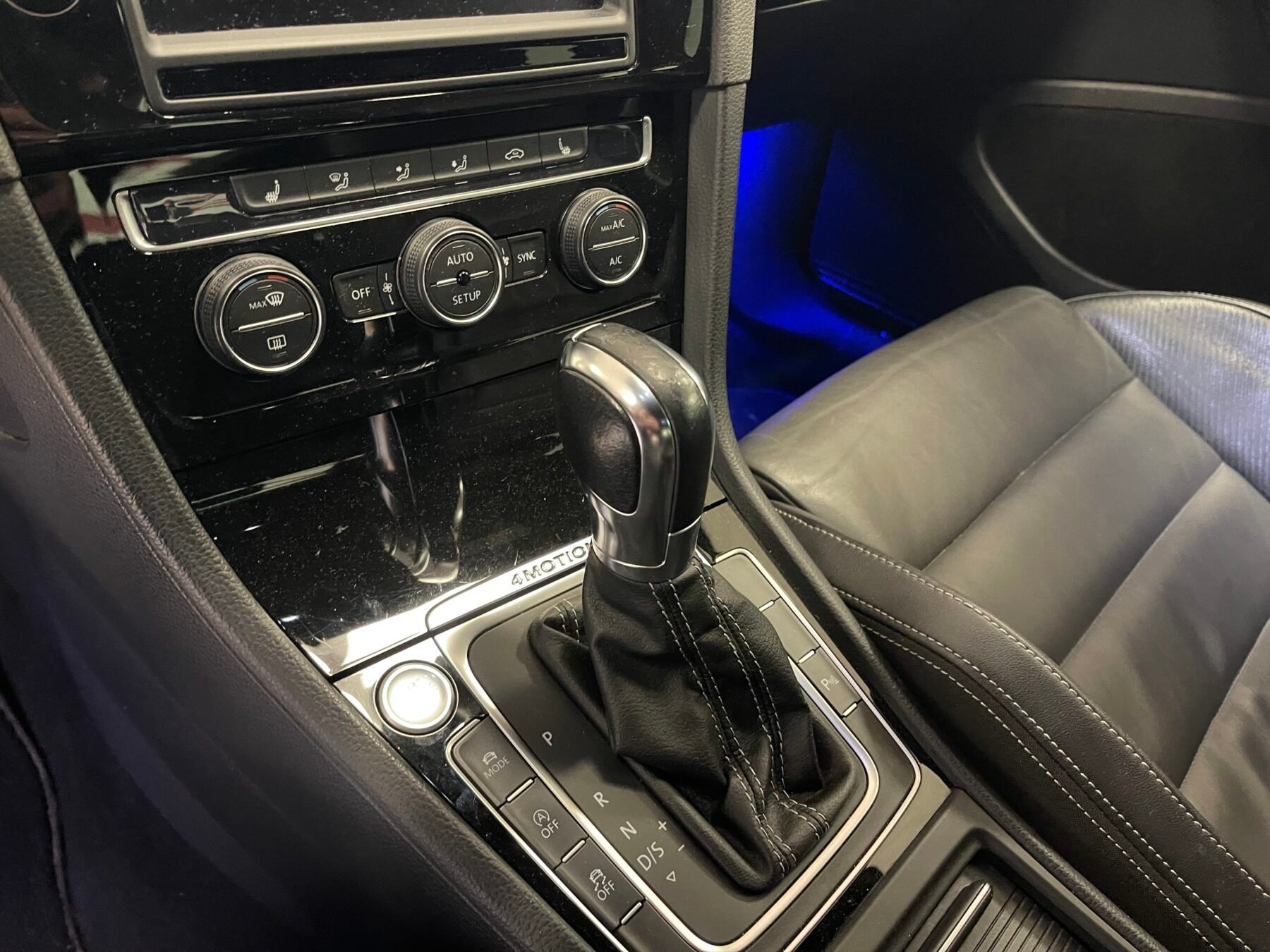 VOLKSWAGEN GOLF R 300