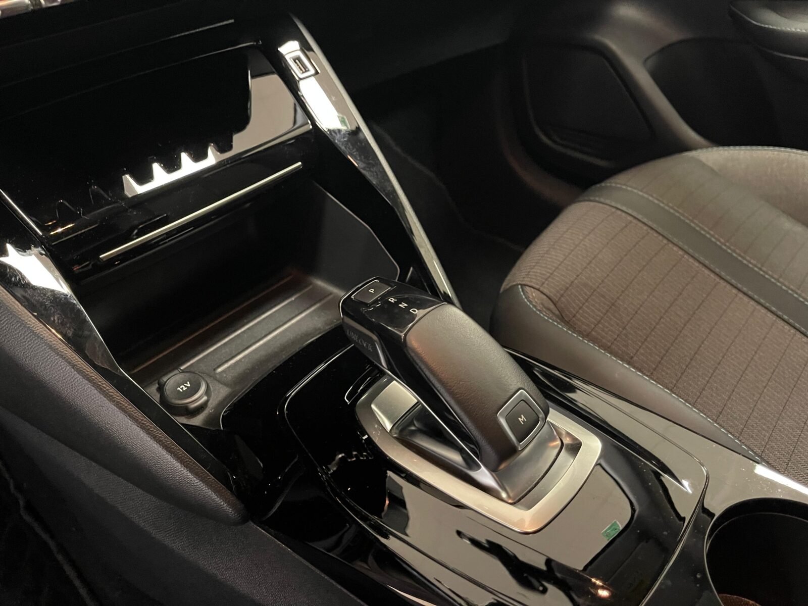 PEUGEOT 208 Automatico 1.2 