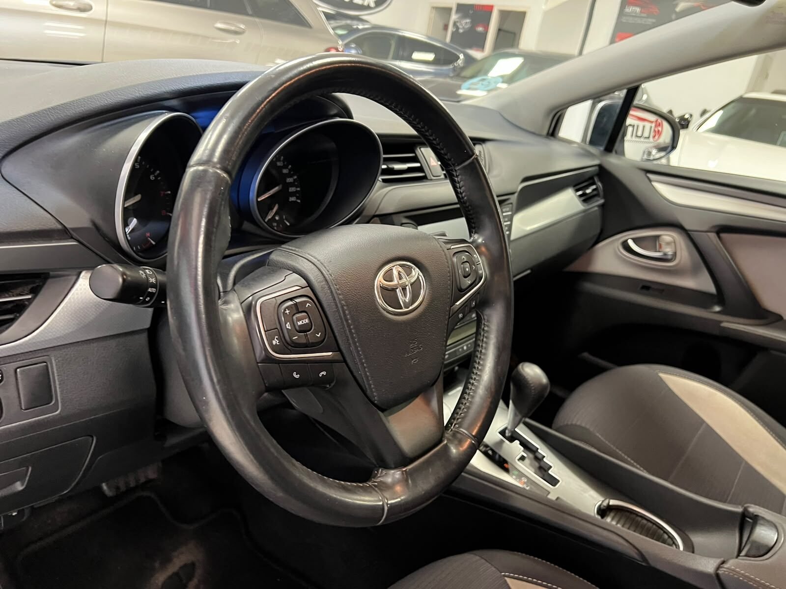 TOYOTA Avensis 1.8 Gasolina