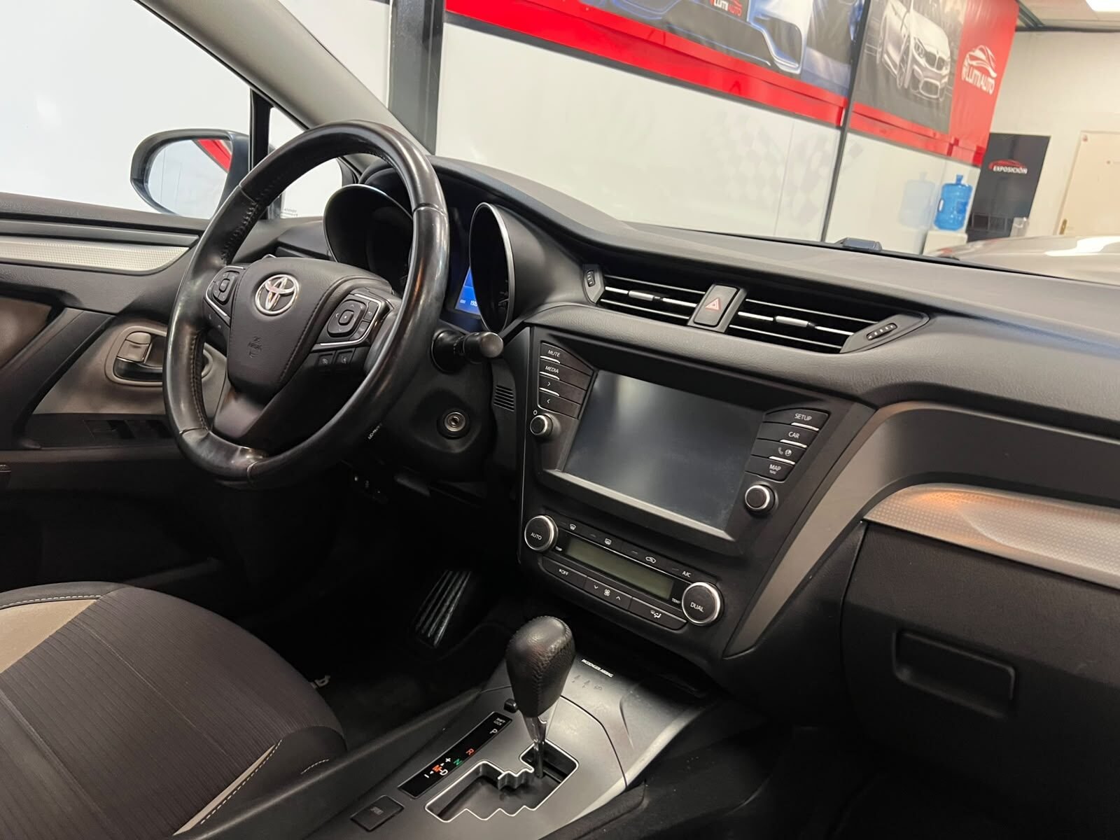 TOYOTA Avensis 1.8 Gasolina
